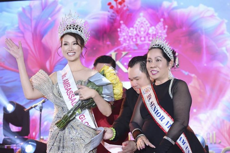 Nữ hoàng Pam Phan trao vương miện cho Miss Vietnam Global #19