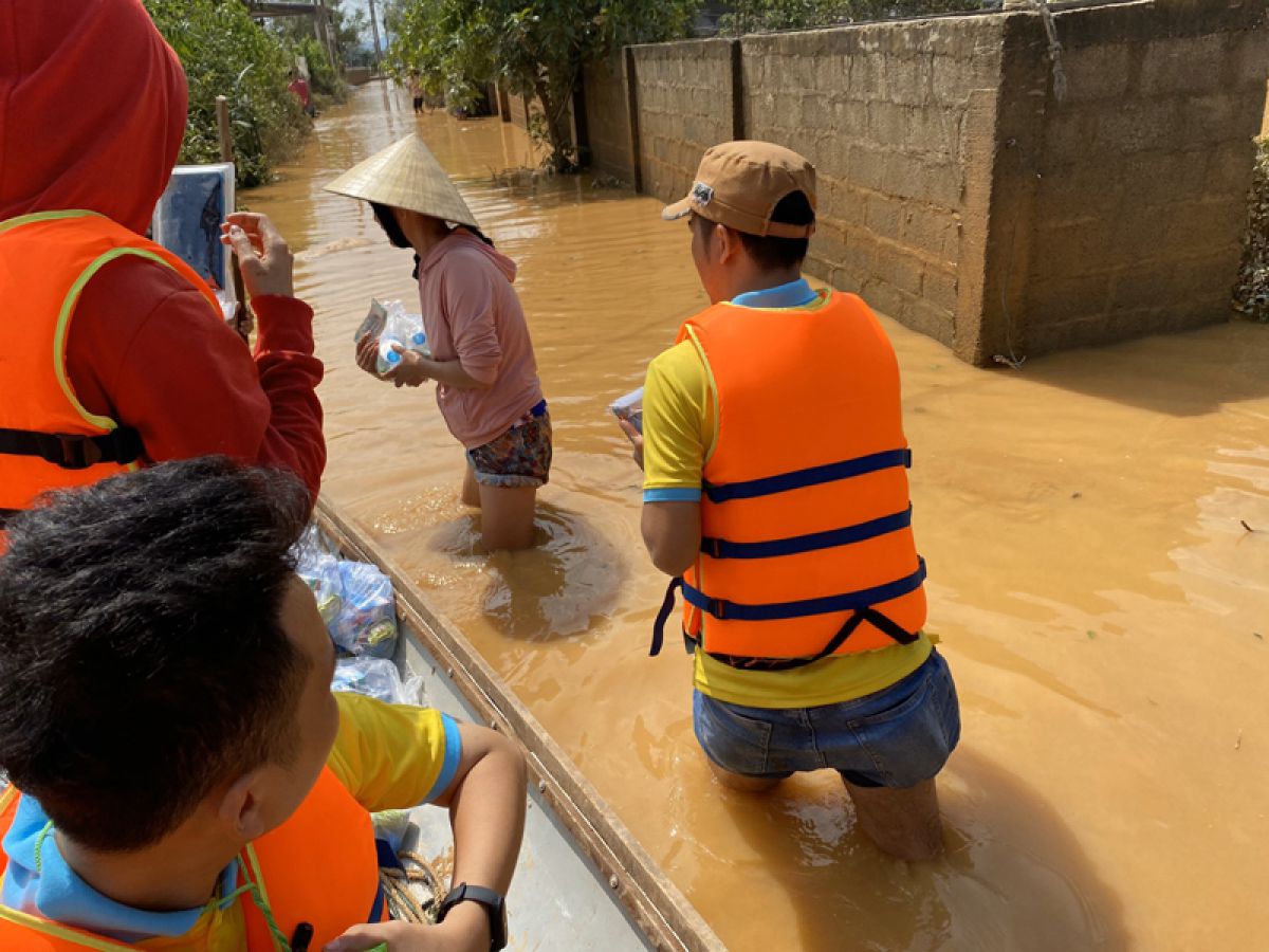 Các CLB thiện nguyện Sài Gòn tiếp cận với người dân Quảng Bình sau những ngày mưa gió &#039;&#039;đỉnh lũ&#039;&#039;