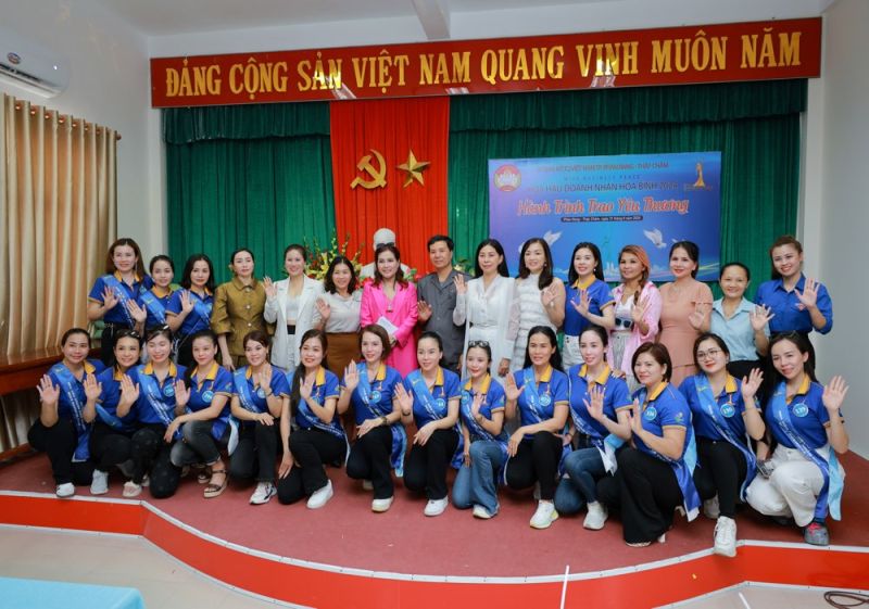 Th&iacute; sinh Hoa hậu Doanh nh&acirc;n Ho&agrave; b&igrave;nh 2024 trao tặng h&agrave;ng trăm phần qu&agrave; ở Ninh Thuận