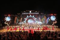 Tr&uacute;c Nh&acirc;n, H&agrave; Nhi quẩy cực sung giữa 35 ngh&igrave;n kh&aacute;n giả tại Đ&agrave; Lạt