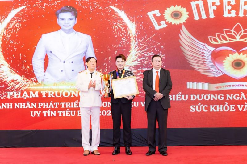 MC Phạm Trường Giang ghi dấu ấn với giải thưởng Cúp vàng Doanh nhân tiêu biểu 2023