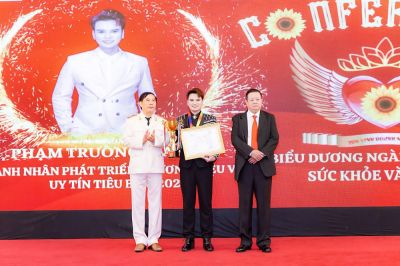 MC Phạm Trường Giang ghi dấu ấn với giải thưởng Cúp vàng Doanh nhân tiêu biểu 2023