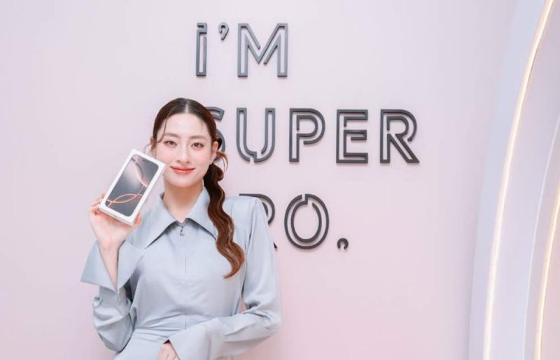 Hoa hậu Lương Th&ugrave;y Linh tiết lộ 5 năm liền vẫn chỉ sắm iPhone ở một nơi