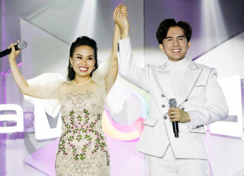 Đan Trường s&aacute;nh bước c&ugrave;ng "người t&igrave;nh &acirc;m nhạc" Cẩm Ly đ&oacute;n tuổi 50