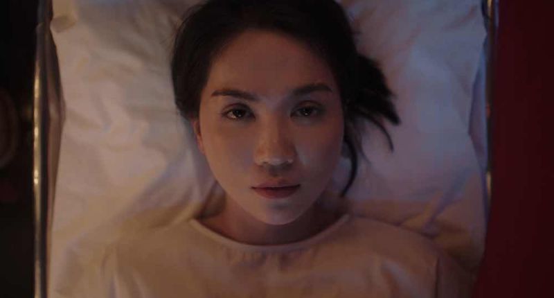 Ngọc Trinh &lsquo;lột x&aacute;c&rsquo; trong lần đầu đ&oacute;ng phim kinh dị