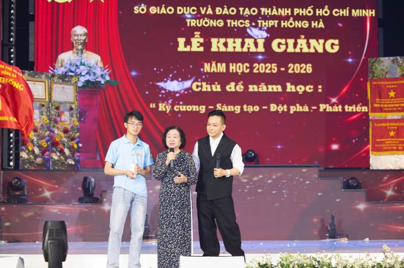 Từ cậu bé mồ côi đến Cử nhân Đại học, ngôi trường Hồng Hà đã ươm mầm nên một Giàng A Xoài như thế