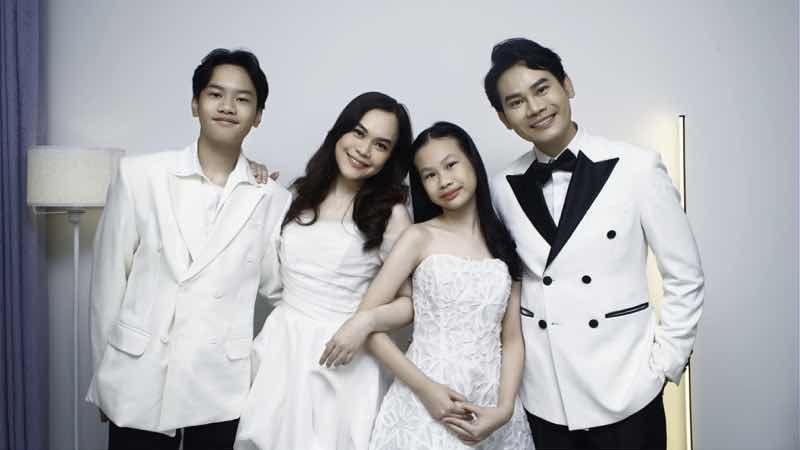 Dấu mốc 25 năm l&agrave;m nghề, MC Hồng Ph&uacute;c d&agrave;nh m&oacute;n qu&agrave; đặc biệt cho b&agrave; x&atilde;