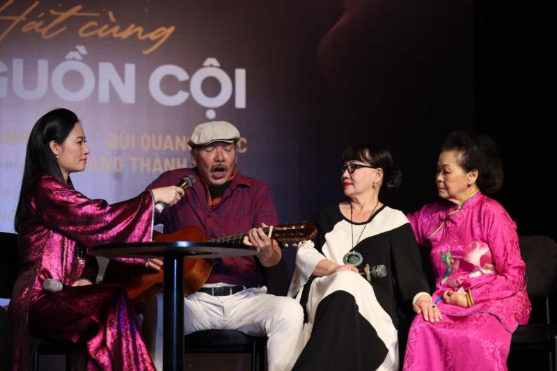 H&agrave;ng trăm nghệ sĩ, doanh nh&acirc;n đến dự buổi ra mắt dự &aacute;n Phim v&agrave; S&aacute;ch của danh ca Kh&aacute;nh Ly