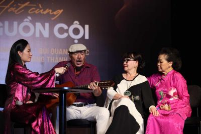 H&agrave;ng trăm nghệ sĩ, doanh nh&acirc;n đến dự buổi ra mắt dự &aacute;n Phim v&agrave; S&aacute;ch của danh ca Kh&aacute;nh Ly