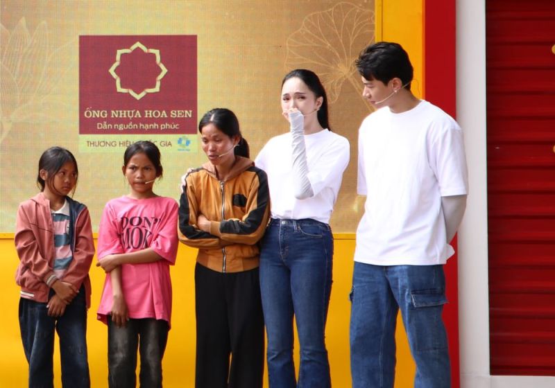 Hoa hậu Hương Giang bật kh&oacute;c trước b&eacute; g&aacute;i hằng ng&agrave;y ăn cơm với rau, th&egrave;m chấm với nước mắm nhưng kh&ocirc;ng c&oacute; tiền mua