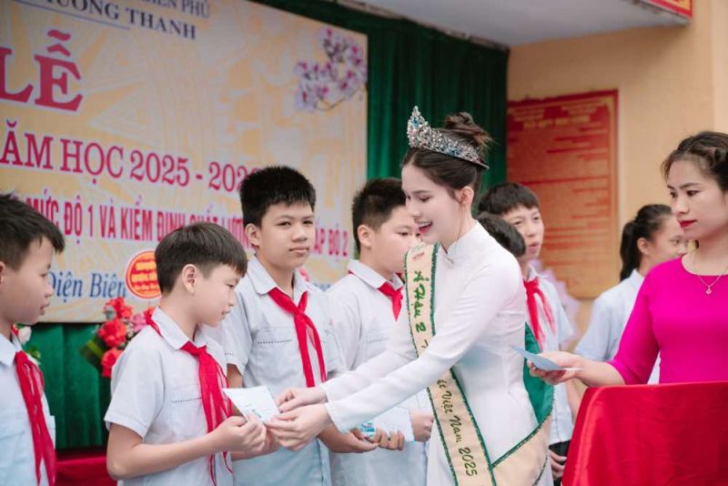 &Aacute; hậu Linh Đan về thăm trường cũ, trao qu&agrave; cho đ&agrave;n em ng&agrave;y khai giảng