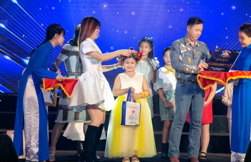 B&eacute; Nguyễn Ngọc Bảo An chiến thắng thuyết phục tại Chung kết t&agrave;i năng MC nh&iacute; 2022