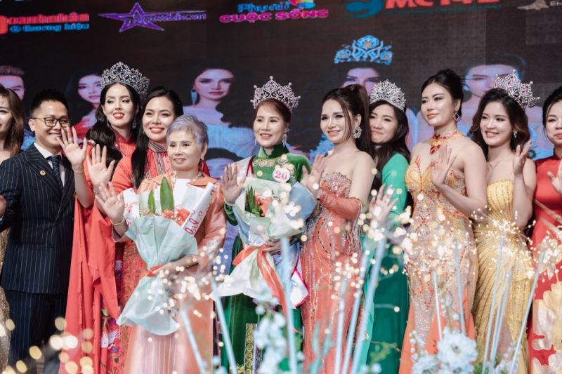 Doanh nhân Nguyễn Thị Vỹ đăng quang Mrs Di sản Áo dài phụ nữ Việt Nam qua ảnh 2024