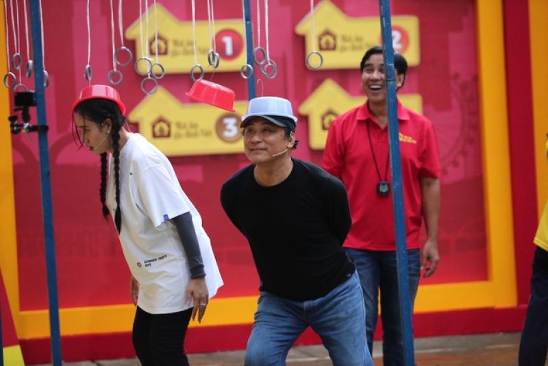 NSND Tạ Minh T&acirc;m, MC Quyền Linh x&uacute;c động khi chứng kiến ho&agrave;n cảnh của em nhỏ mồ c&ocirc;i