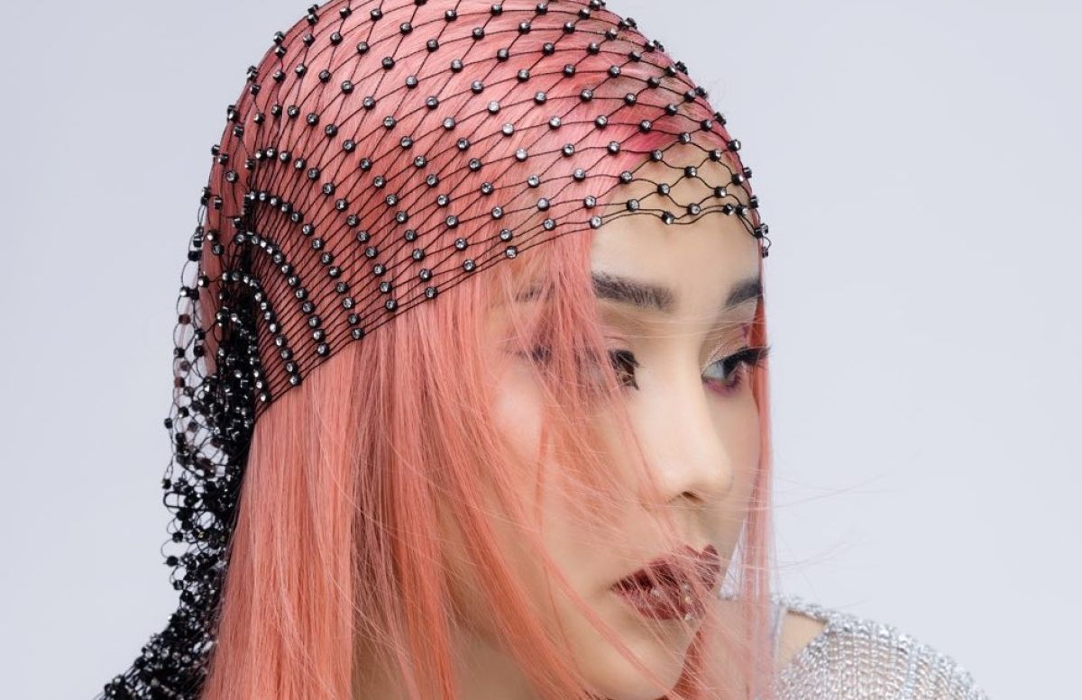 UKI Uy&ecirc;n khiến kh&aacute;n giả &ldquo;trầm trồ&rdquo; khi 1 th&aacute;ng cho ra mắt 2 MV