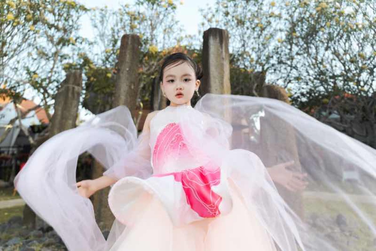 Mẫu nh&iacute; 5 tuổi catwalk ấn tượng, đảm nhận vị tr&iacute; first face tại Bali International Fashion Week 2026&nbsp;