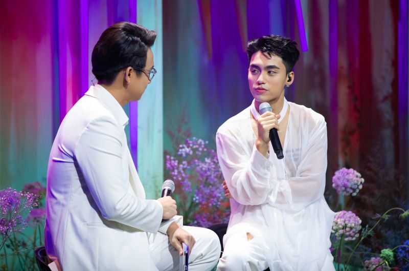 Em trai Sơn T&ugrave;ng - MONO vướng nghi vấn đồng t&iacute;nh &ndash; Bố ruột tuy&ecirc;n bố từ mặt, cấm cửa tuyệt đối