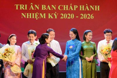 NSND Trịnh Kim Chi l&agrave; nữ đầu ti&ecirc;n đắc cử Chủ tịch Hội S&acirc;n khấu TP.HCM