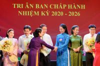 NSND Trịnh Kim Chi l&agrave; nữ đầu ti&ecirc;n đắc cử Chủ tịch Hội S&acirc;n khấu TP.HCM
