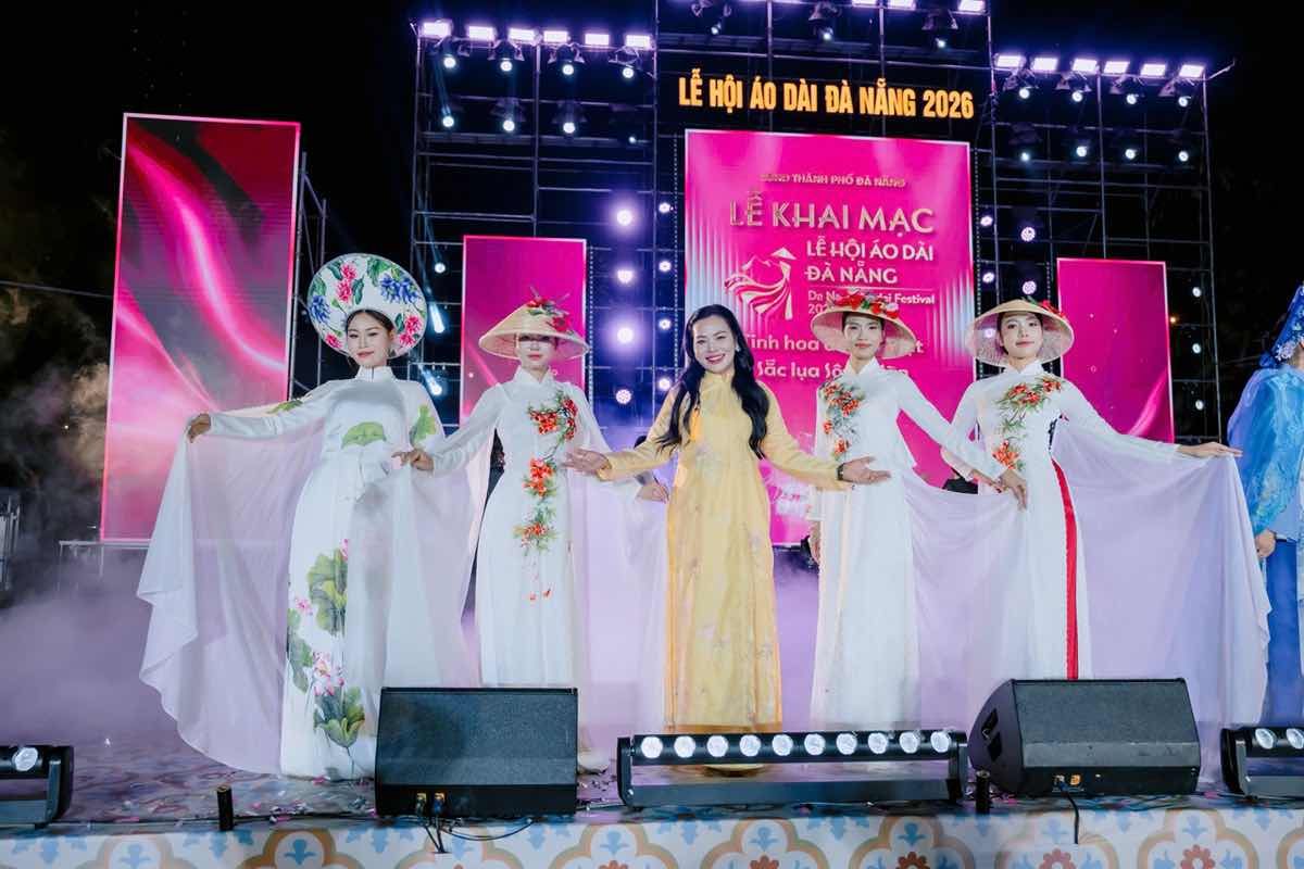 BST &ldquo;Hương M&ugrave;a Hạ&rdquo; của NTK Cao Thu V&acirc;n tỏa s&aacute;ng rực rỡ tại Lễ hội &Aacute;o d&agrave;i Đ&agrave; Nẵng 2026