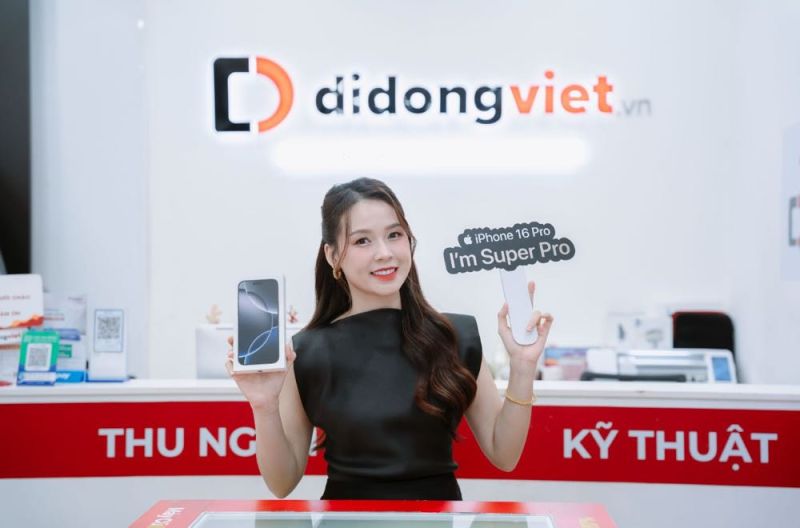 Diện trang phục đơn giản đi sắm iPhone mới, nữ MC hút ánh nhìn với nhan sắc không tì vết