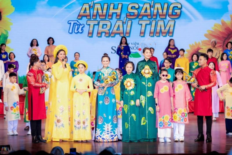 Hoa hậu H'Hen Ni&ecirc;, &Aacute; hậu Lệ Hằng x&uacute;c động khi tr&igrave;nh diễn thời trang c&ugrave;ng c&aacute;c em khiếm thị