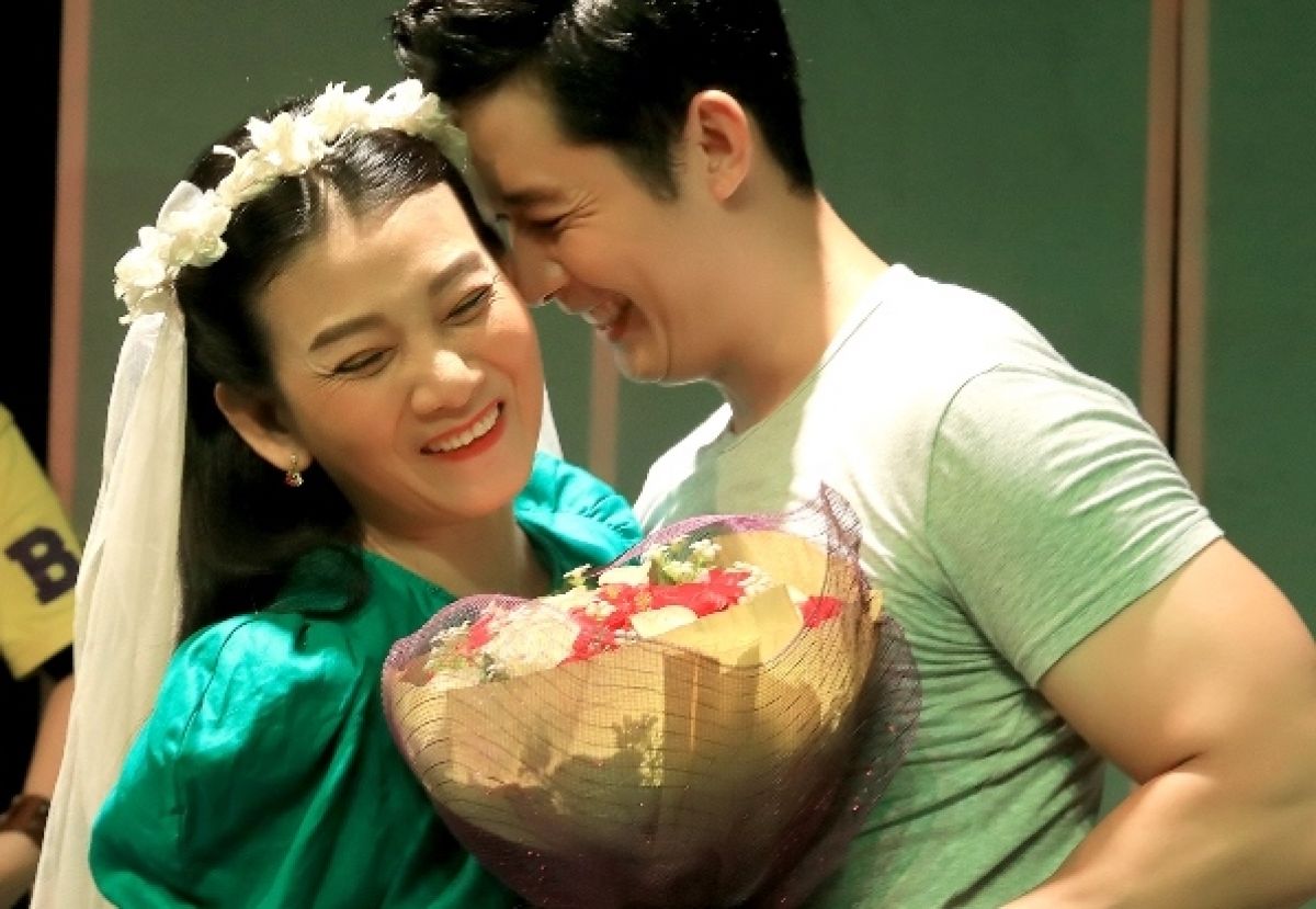 NSƯT Mỹ Uy&ecirc;n tục tiếp khoe giọng h&aacute;t &ldquo;trời cho&rdquo; trong &ldquo;T&iacute;a Ơi! Chồng Con Đ&acirc;u?&rdquo;