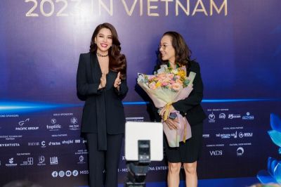 Chủ tịch Miss Earth Việt Nam Trương Ngọc Ánh trao sash, tặng nón lá cho thí sinh Miss Earth 2023