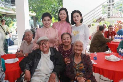 NSND Trịnh Kim Chi tặng qu&agrave; cho nghệ sĩ ngh&egrave;o v&agrave; đội ngũ c&ocirc;ng nh&acirc;n hậu đ&agrave;i