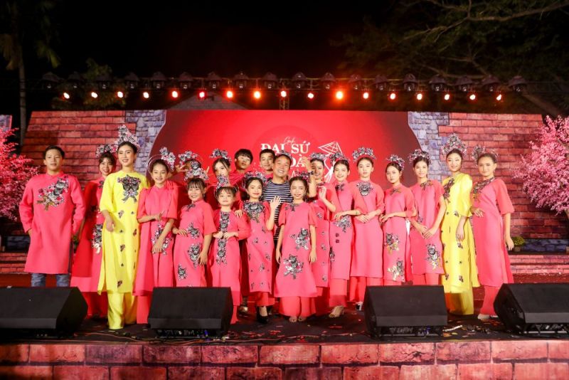 NTK Việt Hùng tràn ngập hạnh phúc cùng các Đại sứ áo dài trong đêm Gala Đại sứ Áo dài Việt Nam