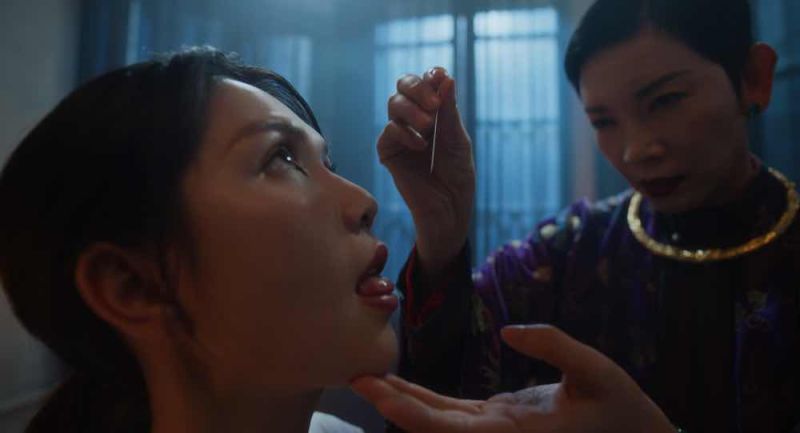 Xu&acirc;n Lan dụ dỗ Ngọc Trinh xuống c&otilde;i &acirc;m trong phim &lsquo;Thẩm mỹ viện &acirc;m phủ&rsquo;