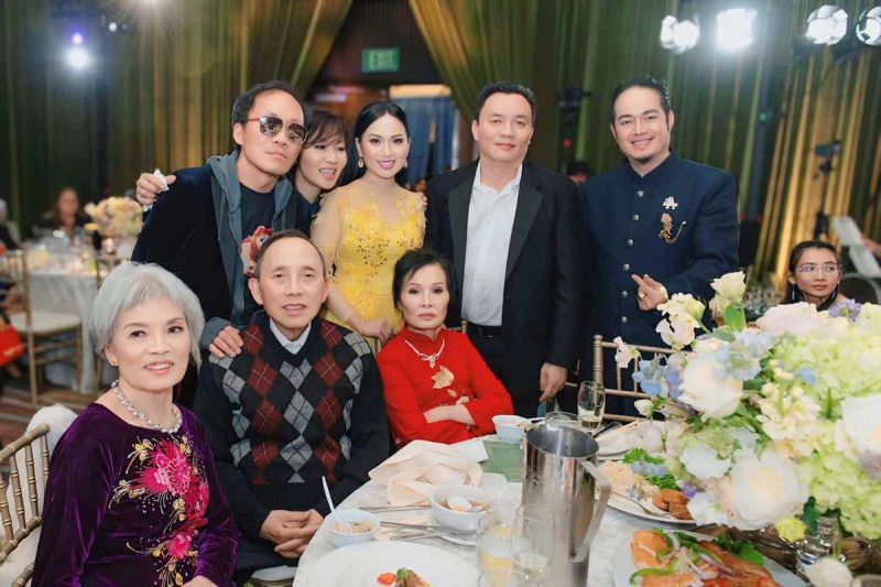 Trong tiệc kỷ niệm 60 năm ng&agrave;y cưới của bố mẹ chồng, &lsquo;nữ ca sĩ tỉ ph&uacute;&rsquo; H&agrave; Phương c&oacute; m&agrave;n &lsquo;ăn mừng&rsquo; độc đ&aacute;o cho th&agrave;nh t&iacute;ch của con g&aacute;i