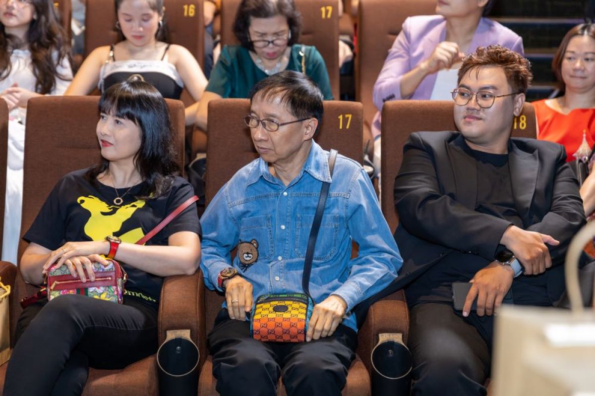 Ông chủ hãng Martin 107 cùng bà xã tham dự buổi ra mắt MV &#039;&#039;Hỏi Cuội&#039;&#039; - bài hát được phổ nhạc từ bài thơ cùng tên của Lâm Xuân Thi