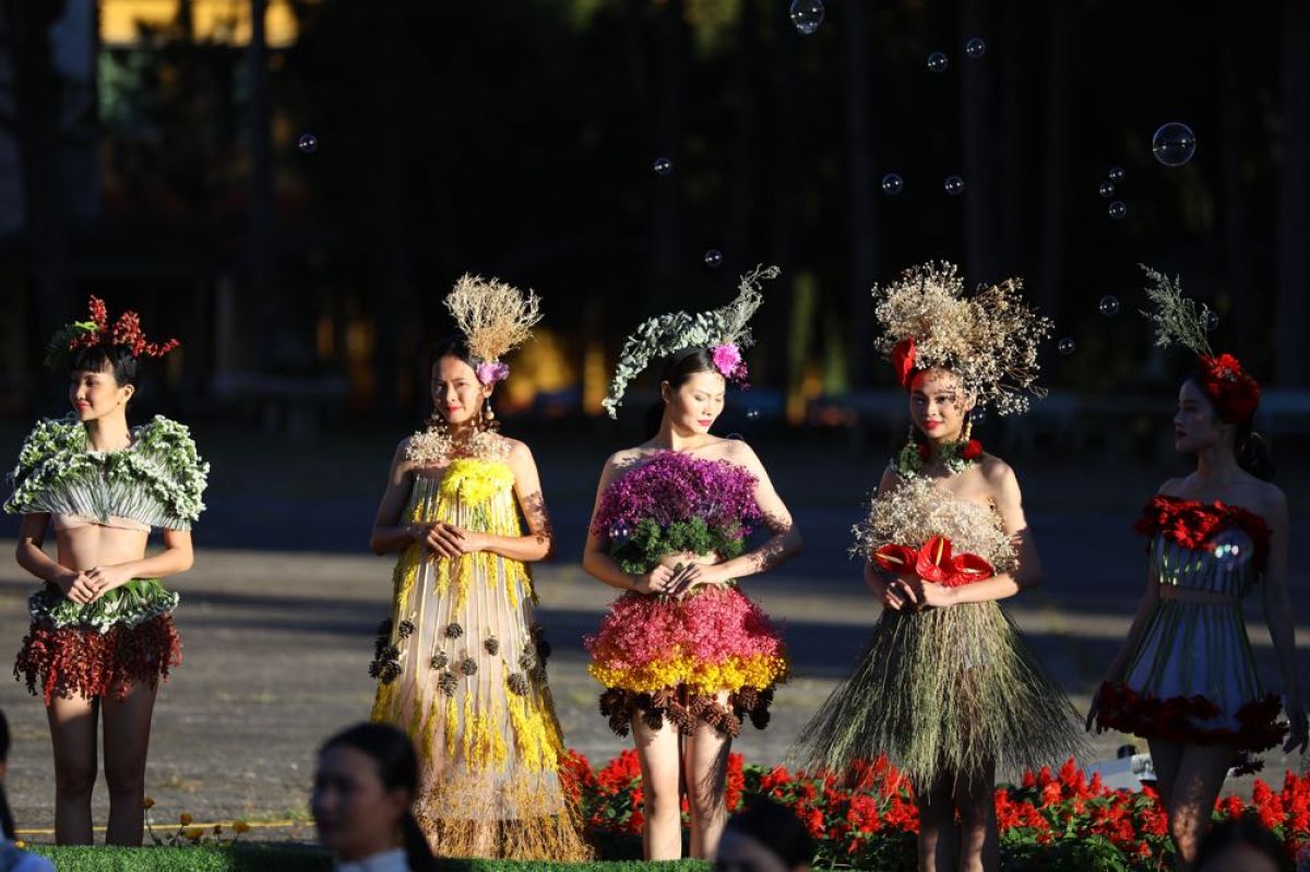 NTK Minh Hạnh mang ‘’ngàn hoa’’ Đà Lạt lên BST ‘’Tơ lụa’’