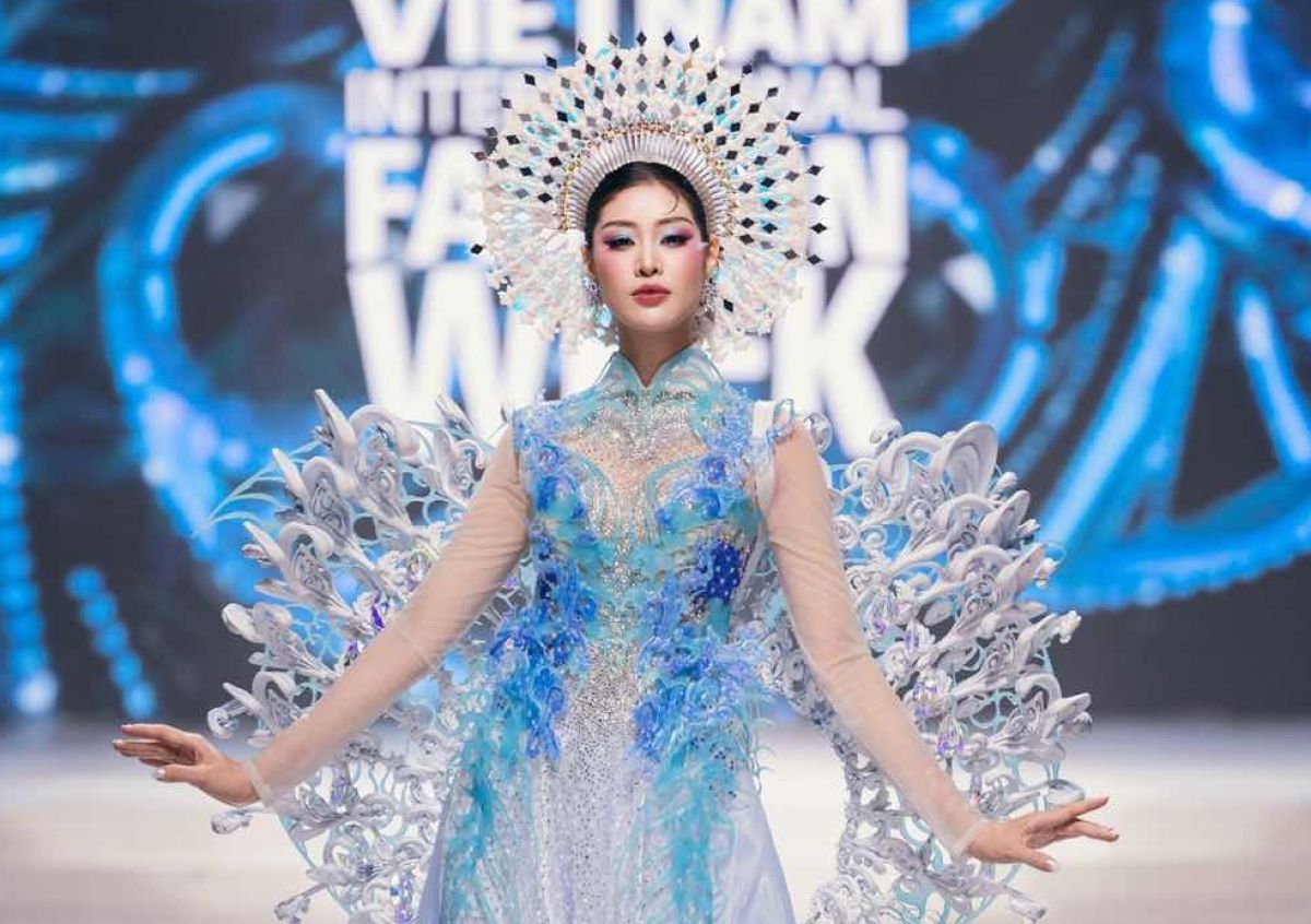 Ngọc Ch&acirc;u mở m&agrave;n, Kh&aacute;nh V&acirc;n l&agrave;m vedette BST &ldquo;Thủy ảnh&rdquo; của NTK Đặng Trọng Minh Ch&acirc;u