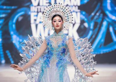 Ngọc Ch&acirc;u mở m&agrave;n, Kh&aacute;nh V&acirc;n l&agrave;m vedette BST &ldquo;Thủy ảnh&rdquo; của NTK Đặng Trọng Minh Ch&acirc;u