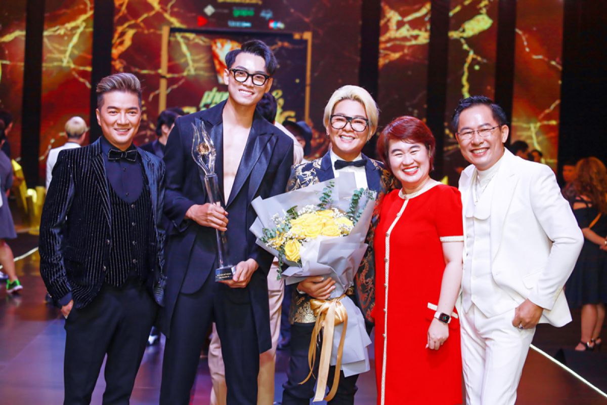 Đ&agrave;m Vĩnh Hưng v&agrave; Vũ H&agrave; ''đấu đ&aacute;'' nhau tr&ecirc;n s&acirc;n khấu ĐHMN8