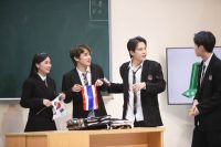 Min.T quỳ gối xin lỗi Hannie chỉ v&igrave; lỡ &ldquo;vui qu&aacute; đ&agrave;&rdquo; để lộ h&igrave;nh ảnh thời &ldquo;trẻ tr&acirc;u&rdquo; của bạn g&aacute;i