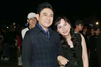 Vợ chồng Ho&agrave;ng Ph&uacute;c - Uy&ecirc;n Phương bất ngờ gặp lại diễn vi&ecirc;n phim Bụi Đời Chợ Lớn