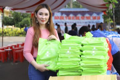 &Aacute; HẬU THANH NH&Atilde; TRAO QU&Agrave;, PH&Aacute;T THUỐC... CHO NGƯỜI D&Acirc;N NGH&Egrave;O TỈNH B&Igrave;NH PHƯỚC