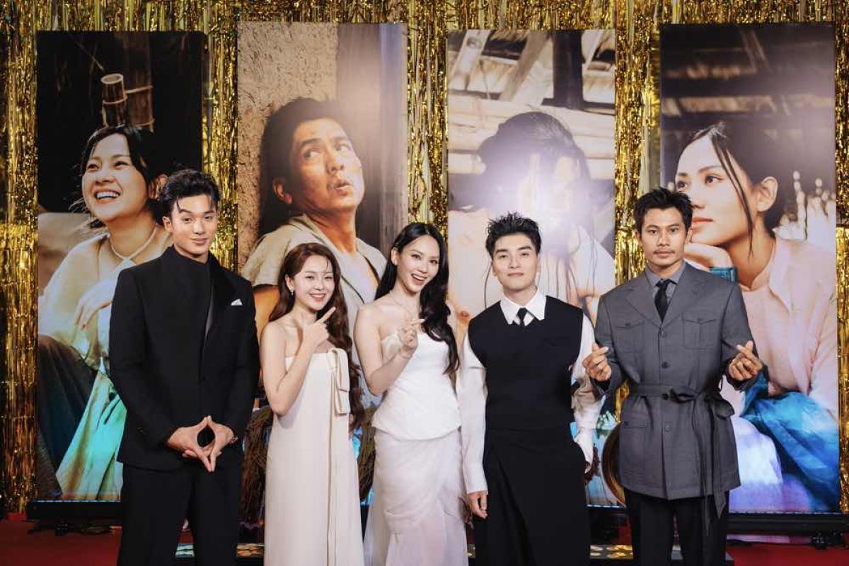 &nbsp;V&otilde; Điền Gia Huy &ocirc;m hoa tới ch&uacute;c mừng Tam Triều D&acirc;ng ra mắt phim &ldquo;Tr&ugrave;m S&ograve;&rdquo;