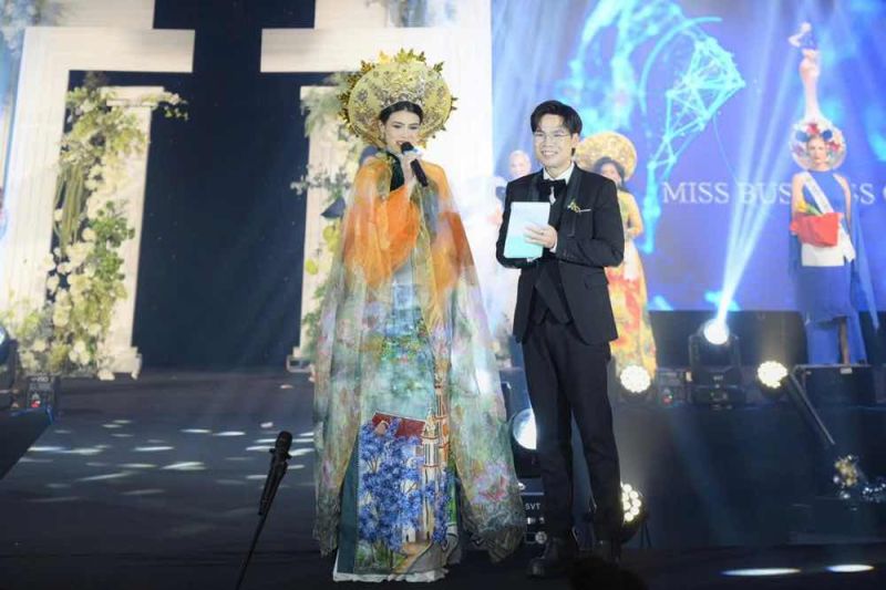 MC TĂNG VINH QUANG DẪN CHUNG KẾT HOA HẬU DOANH NH&Acirc;N TO&Agrave;N CẦU 2025