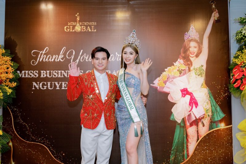 MC Phạm Trường Giang dẫn song ngữ mượt mà, phiên dịch “nuốt mic” tại chung kết Miss business Global 2023