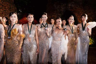 D&agrave;n th&iacute; sinh Hoa hậu - Nam vương du lịch Việt Nam 2026 khoe kỹ năng catwalk c&ugrave;ng loạt Hoa &Aacute; hậu