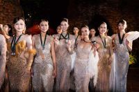 D&agrave;n th&iacute; sinh Hoa hậu - Nam vương du lịch Việt Nam 2026 khoe kỹ năng catwalk c&ugrave;ng loạt Hoa &Aacute; hậu